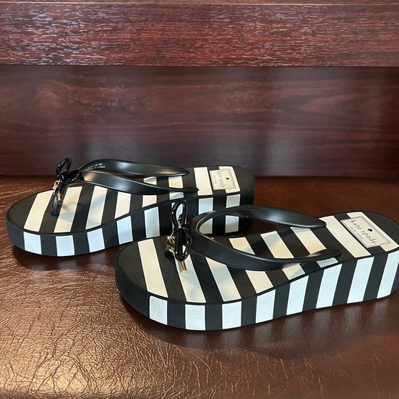 Kate Spade Women’s Platform Flip Flop, Black & White Striped w Bow Heart, Size 7 - Picture 3 of 11